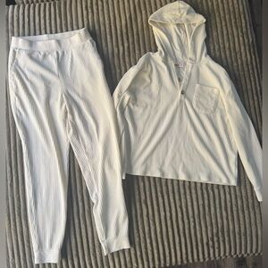 Soft ribbed lounge set.